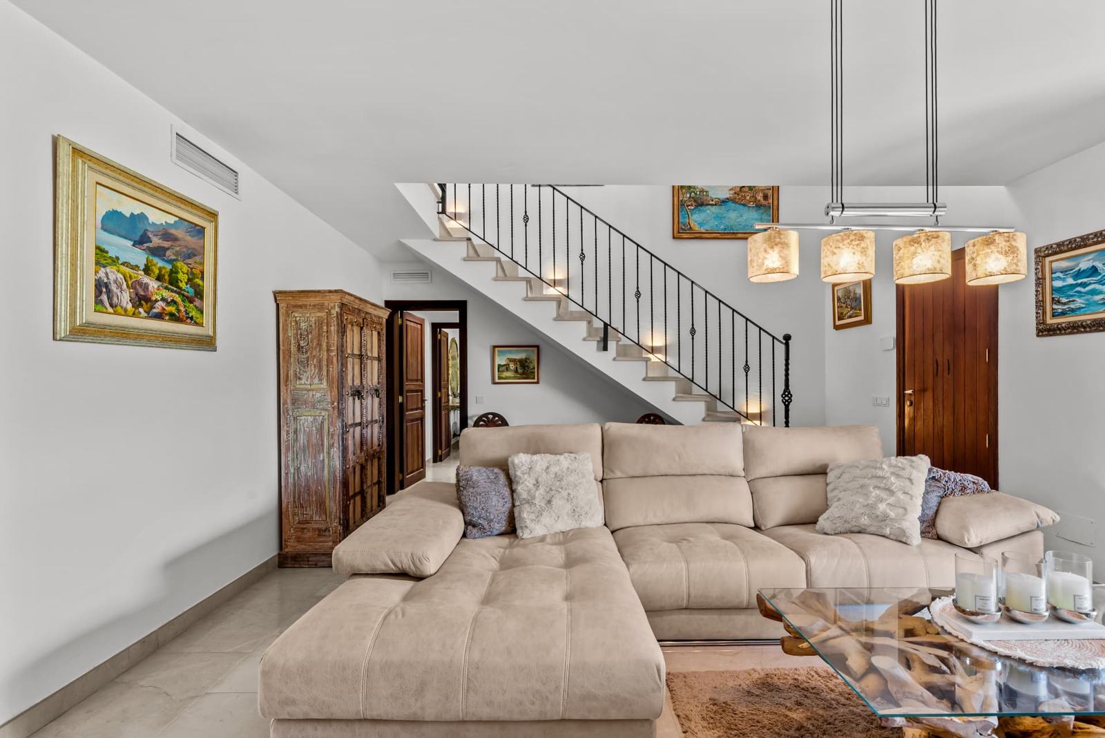Wohnzimmer mit Treppe