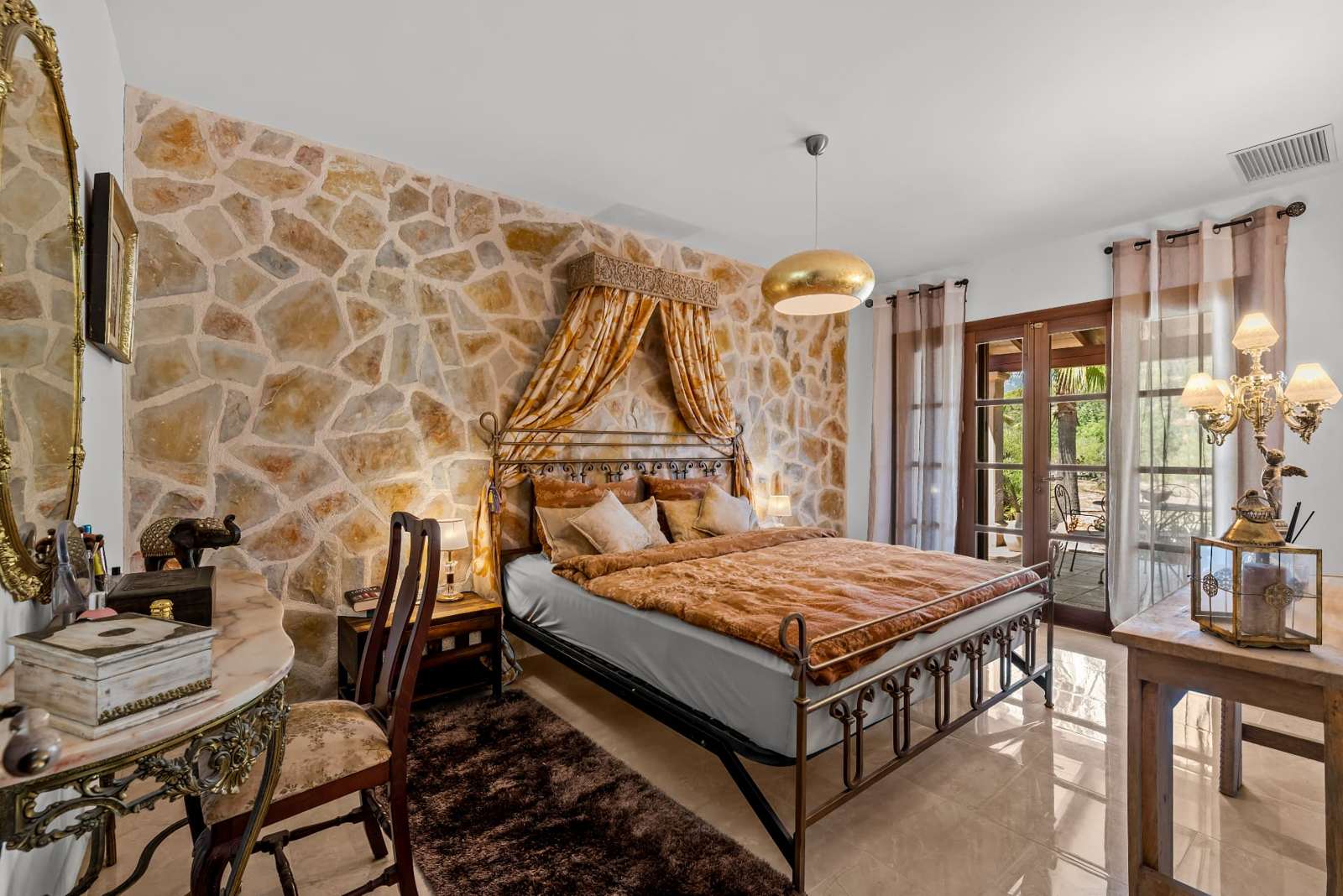 Hauptschlafzimmer mit Terrassenzugang