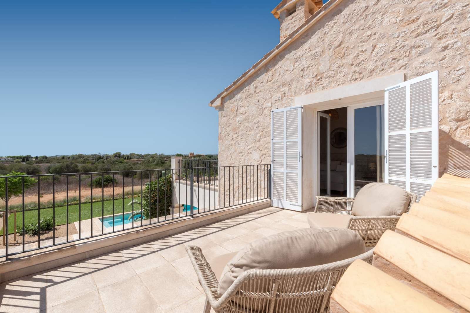 Master-Terrasse mit Poolblick